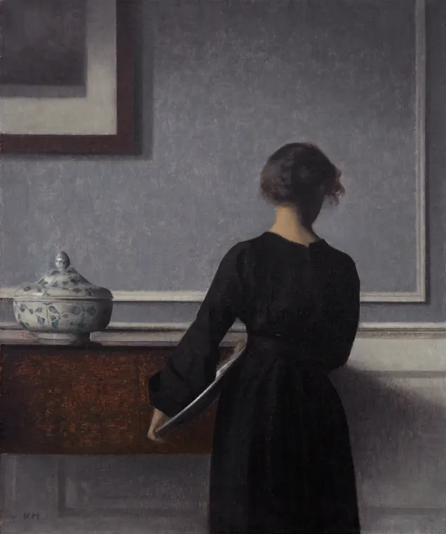 Pintura de uma mulher de vestido preto, de costas, num cômodo de paredes cinzas